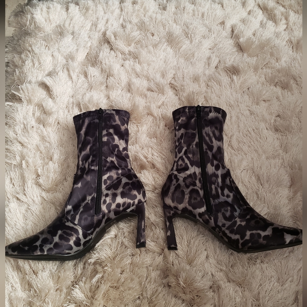 Above ankle animal print zipper bootie.
